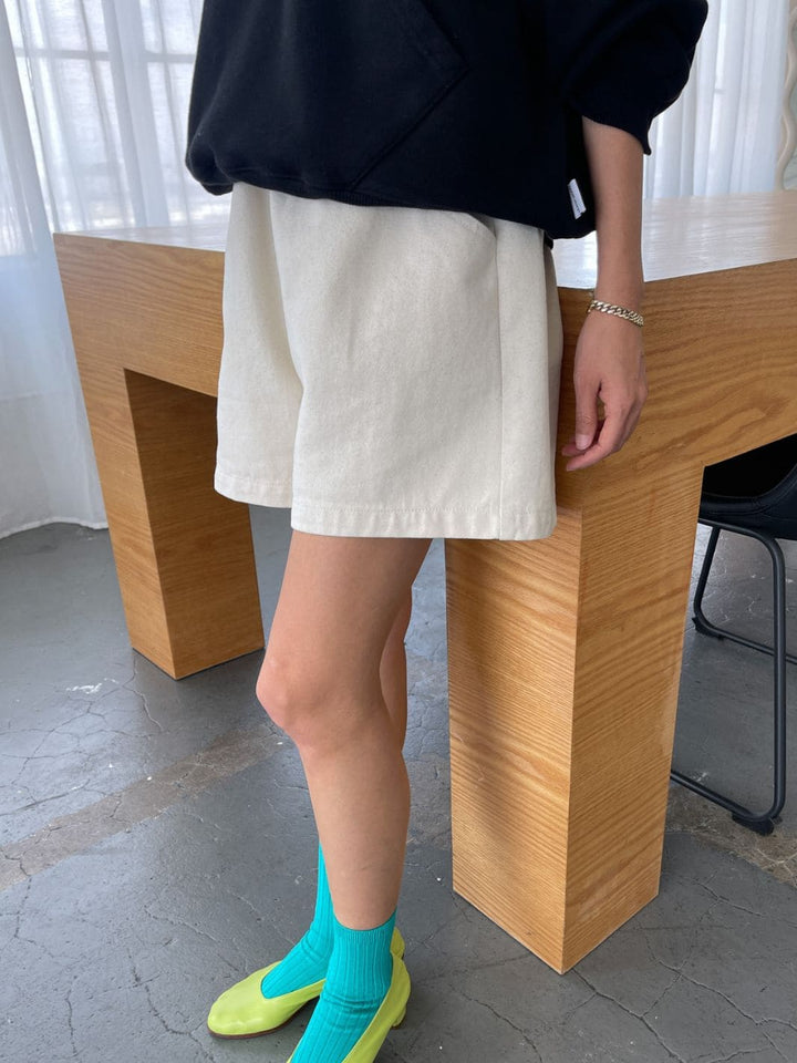 Le Bon Shoppe City Shorts in Naturel | Twentyseven Toronto