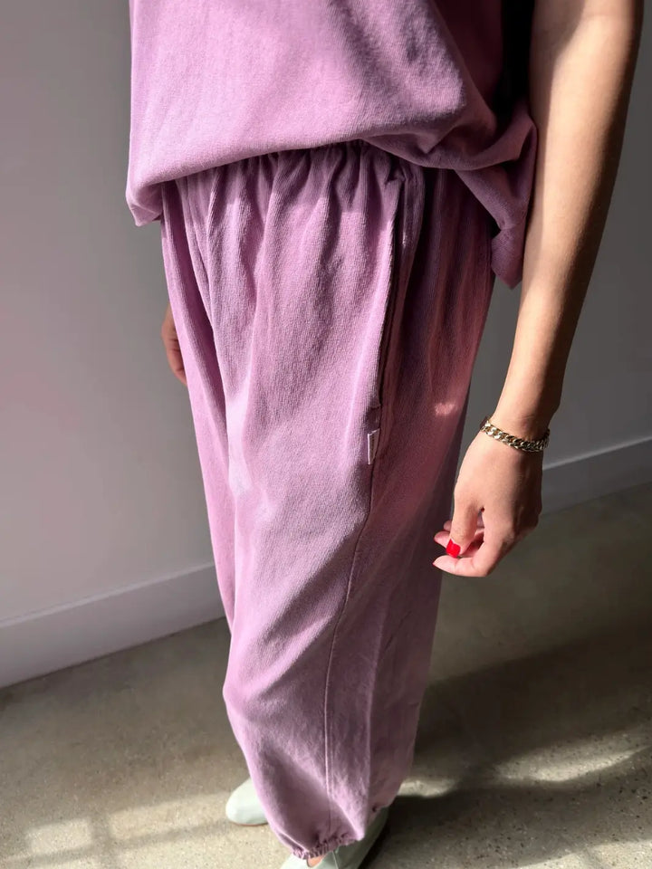 A side view shot of a model wearing the Le Bon Shoppe Balloon Pants in Dusty Lilac showing the elastic waistband and side pocket detail | Twentyseven