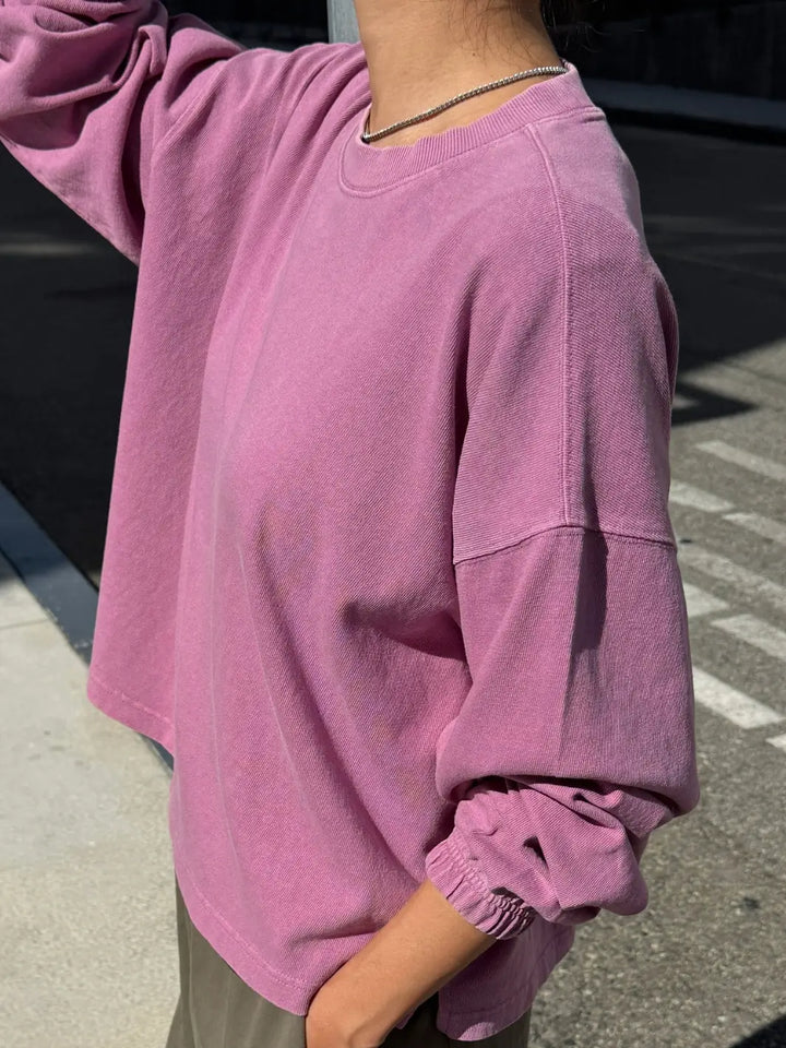 A side angle view of a model wearing the relaxed Le Bon Shoppe Naturelle Tee in Dusty Lilac highlighting the dropped shoulders and cinched cuffs | Twentyseven