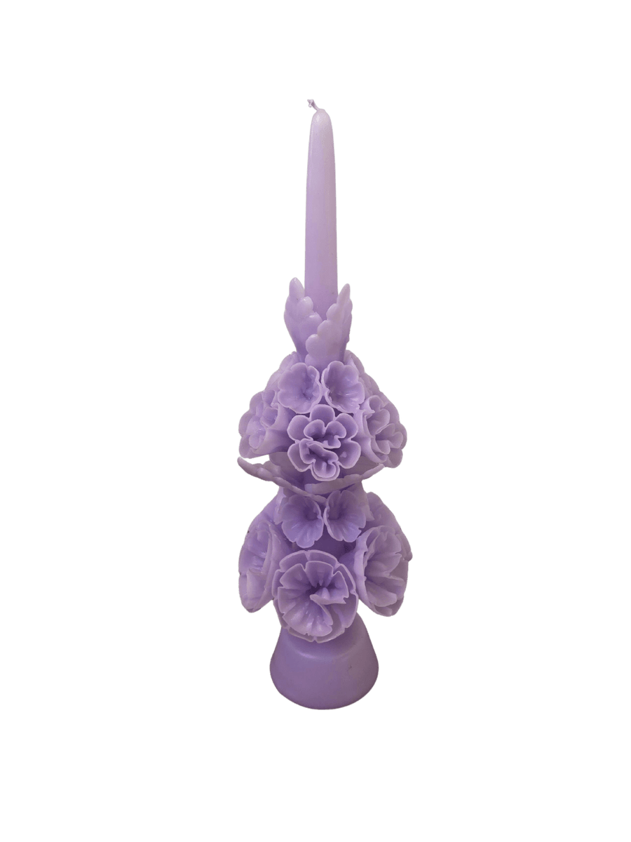 Light purple floral wax candle called the Banderilla Scaled Candle in Lilac from Cereria de Jesus against a transparent background | Twentyseven Toronto