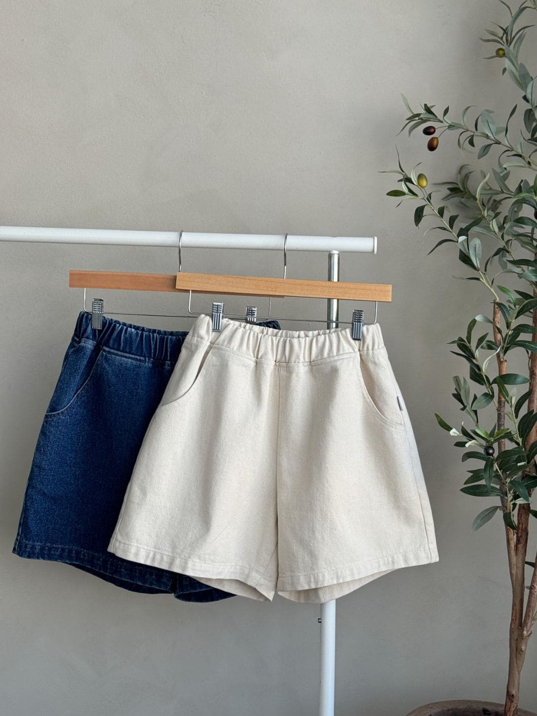 Le Bon Shoppe City Shorts in Naturel | Twentyseven Toronto