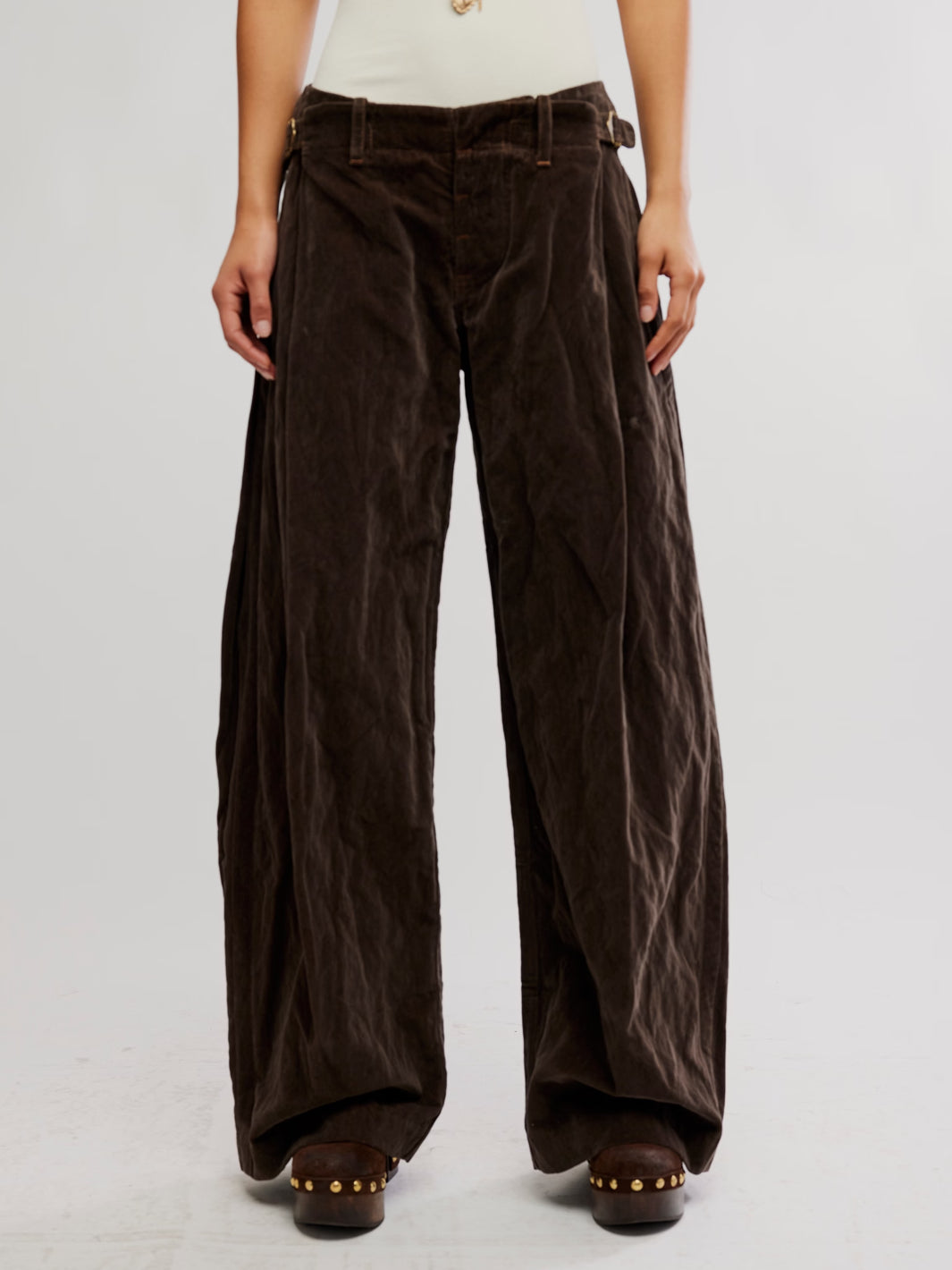 Front view of the Free People Holding Onto This Trouser in brown with a relaxed wide-leg silhouette and pleated waist | Twentyseven Toronto