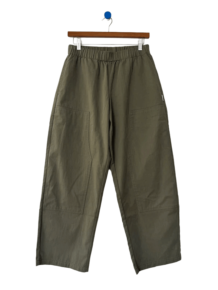 Le Bon Shoppe Gardener’s Pants in Army Green featuring an elastic waistband, relaxed tapered leg, and carpenter-inspired front patch pockets | Twentyseven Toronto