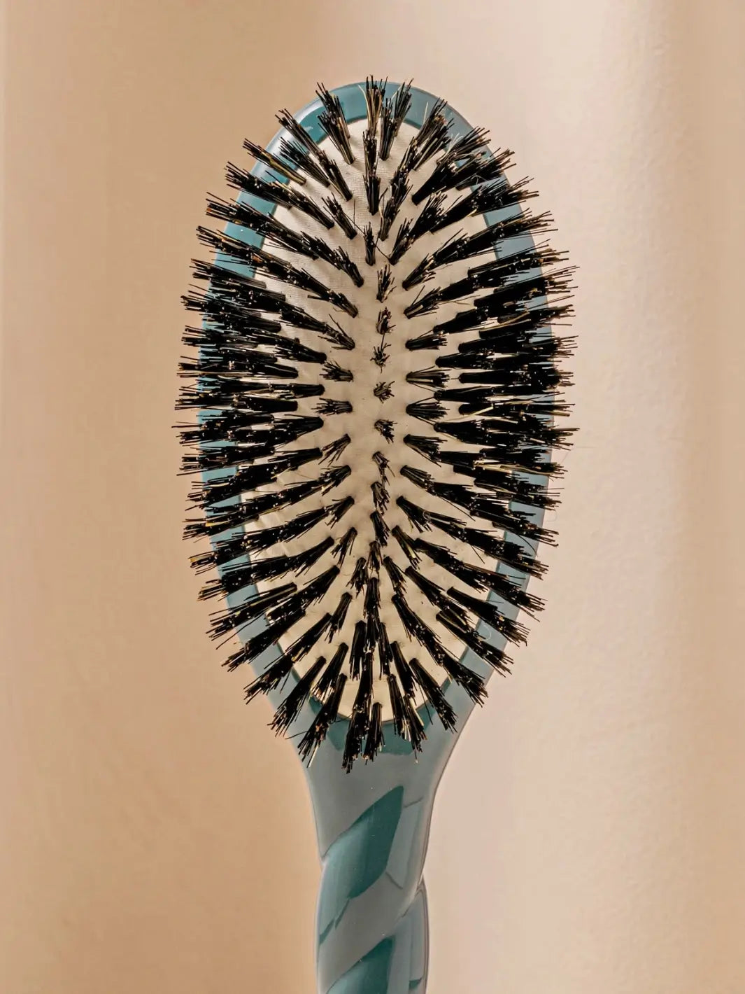 Front shot of the oval head and high-quality tufts of La Bonne Brosse N.01 The Shine & Care Hairbrush The Universal Brush in Ink Blue | Twentyseven Toronto