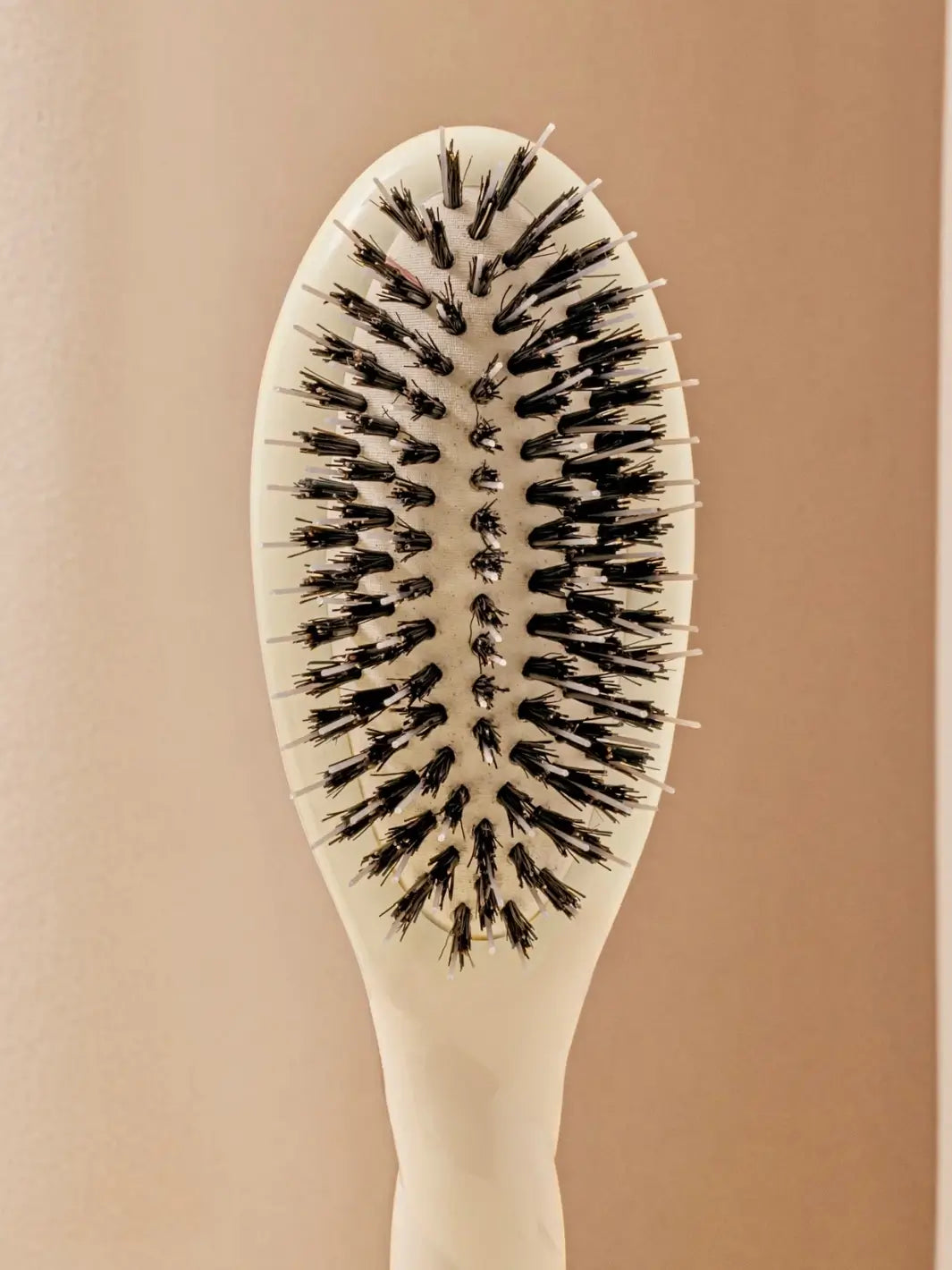 Front shot of the oval head and high-quality tufts of La Bonne Brosse N.02 Small The Essential Detangling & Conditioning Brush in Creamy White | Twentyseven Toronto