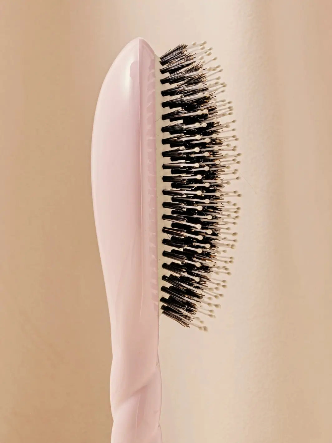 Close-up side image highlights the tiered bristle design of La Bonne Brosse N.03 Large The Essential Softness & Sensitive Scalp Brush in Lilac Pink | Twentyseven Toronto