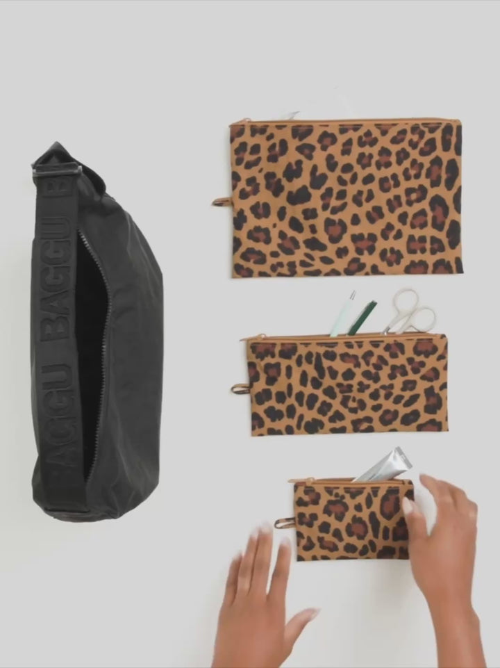 Hands showing how to use BAGGU Flat Pouch Set | Twentyseven