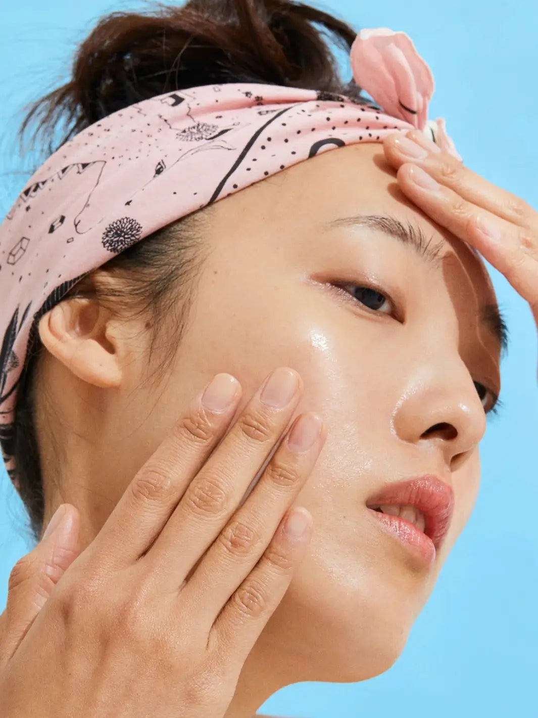 Woman using Olio E Ossi Salva Nourishing Face Oil | Twentyseven Toronto