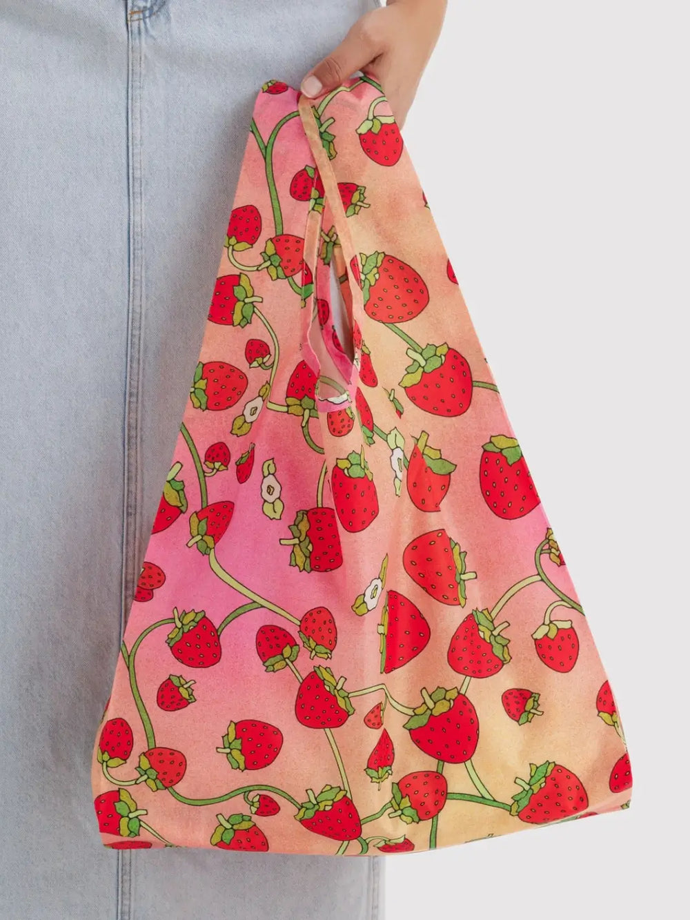 Person holding pink and orange BAGGU Standard Baggu Bag in Strawberry Blossom| Twentyseven Toronto
